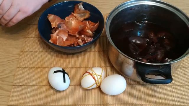 КРАСИМ ЯЙЦА НА ПАСХУ своими руками натуральными красителями из луковой шелухи на пасхальный стол смотреть онлайн