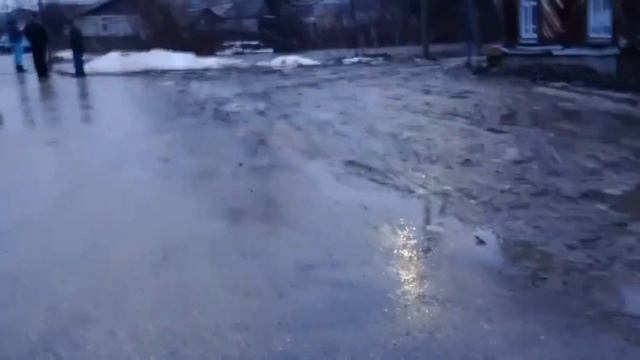 Весна 2023 год, река вышла из берегов ночью и затопила улицы, дома ... смотреть онлайн