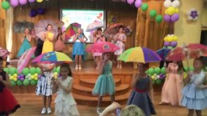 Выпускной из начальной школы. Танец с зонтиками