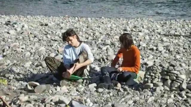 По берегам реки Лемва, много галечников. смотреть онлайн