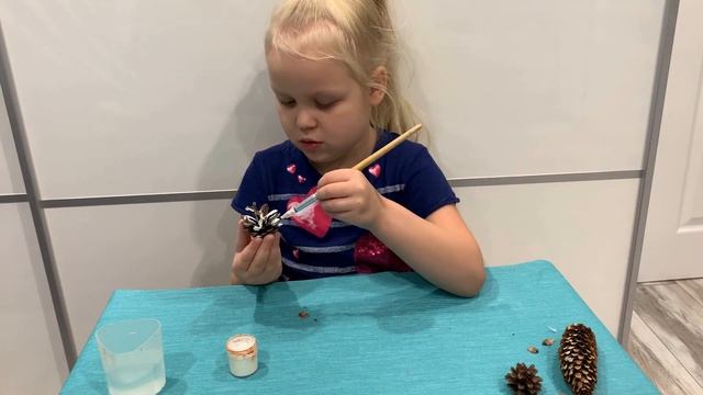 Делаем поделку из шишек простую но очень красивую смотреть онлайн