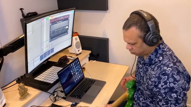 Ik Multimedia Axe I/O Unboxing смотреть онлайн