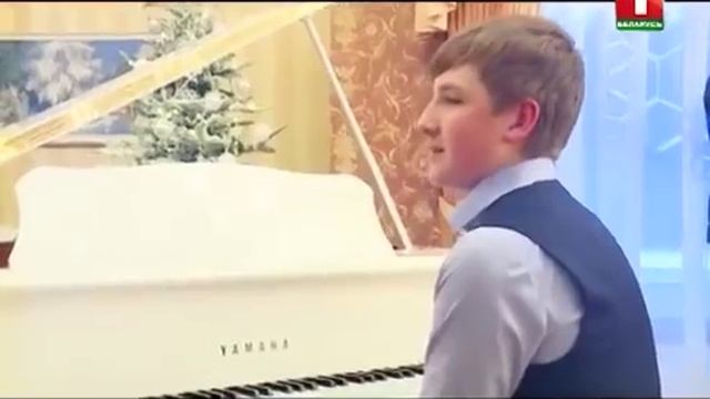 Коля Лукашенко играет на рояле смотреть онлайн