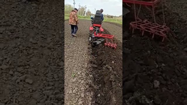 Плуг 2 корпуса с бороной смотреть онлайн