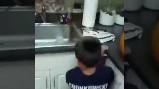 Приколы над людьми, испуги людей смотреть онлайн