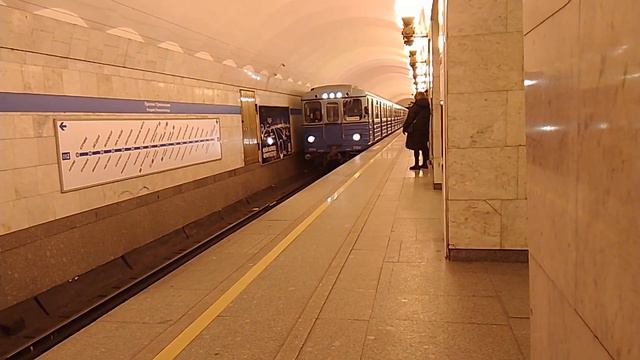 Ретросостав на станции метро спб Проспект Просвещения смотреть онлайн
