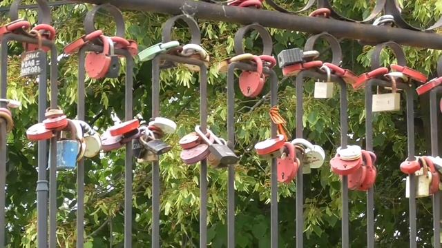Я на набережной, пешеходный мост, где протекает река Орлик, город Орёл смотреть онлайн
