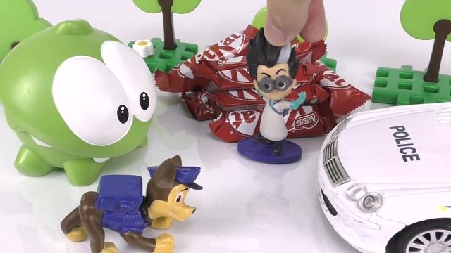 Мультик - Ам Ням и Ромео делят кучу шоколадных конфет.