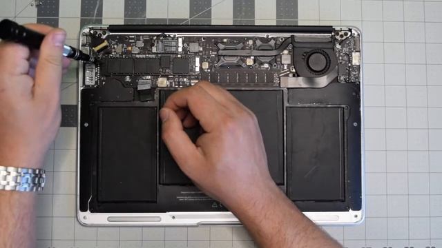 13" Macbook Air A1369 2010 and 2011 Solid State Disk SSD Installation смотреть онлайн