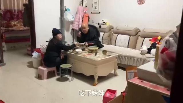 妈妈病倒后玲玲好久才和老挝嫂子们相聚一次感叹闲暇时间像偷来的 смотреть онлайн