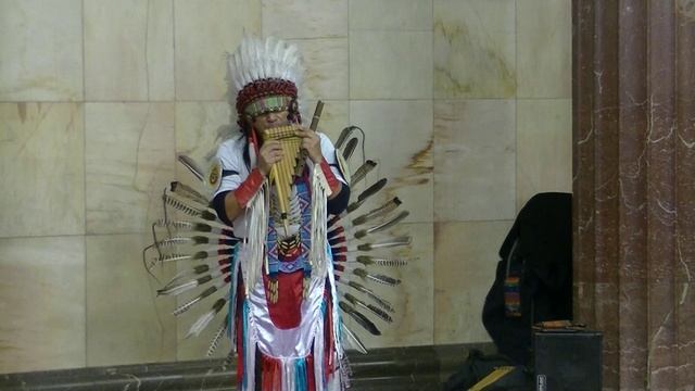 Музыка в метро. Играет индеец. Декабрь 2023 смотреть онлайн