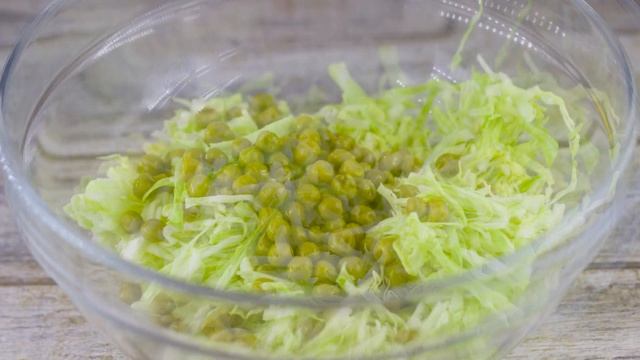 Всего лишь капуста, огурцы и зеленый горошек! Самый простой и вкусный салат на 23 Февраля! смотреть онлайн