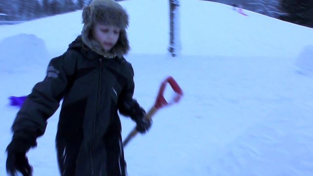 Строим иглу из снега своими руками! смотреть онлайн