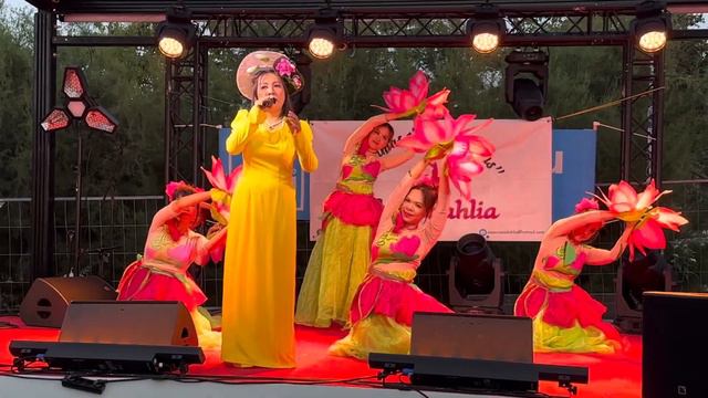 🇻🇳🪷 Vietnamese lotus dance in Paris смотреть онлайн