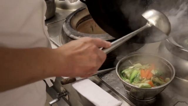 Cooking lesson by wok master Tang Chi Keung chef of the Lili restaurant - The Peninsula, Paris смотреть онлайн