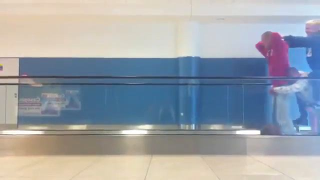 Классная иллюзия. на велосипеде по аэропорту. смотреть онлайн