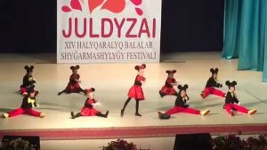 танец Микки Маус