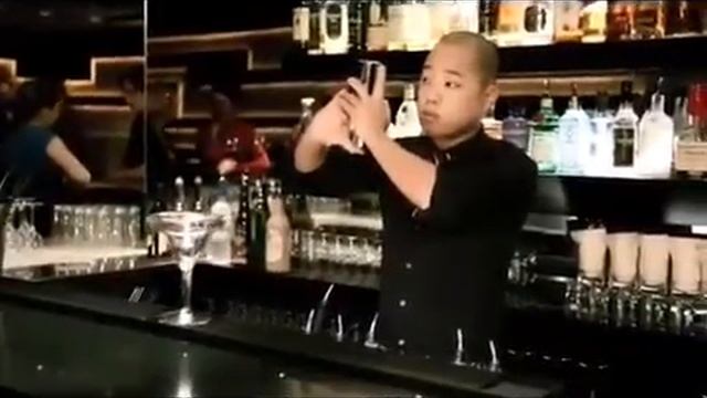 Leica D Lux 4 : Amazing bartender shake смотреть онлайн