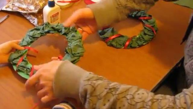 Поделки с детьми. ***Как сделать рождественский венок своими руками.*** смотреть онлайн
