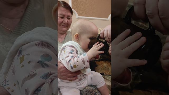 Счастью нет предела, дали пить из чашки, а родители издеваются 😄 Агате 9 мес смотреть онлайн