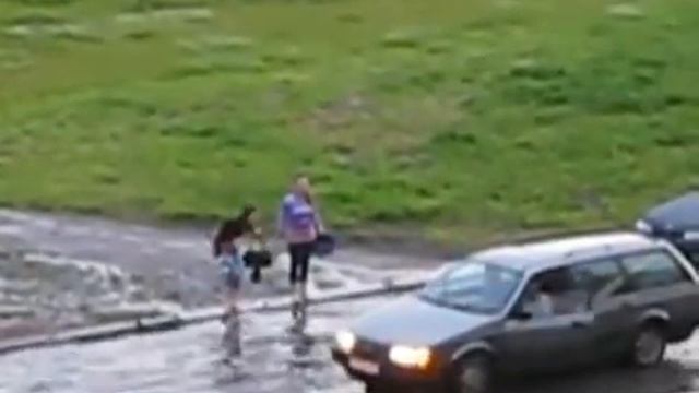 Водитель переносит девушек через затопленную улицу. смотреть онлайн