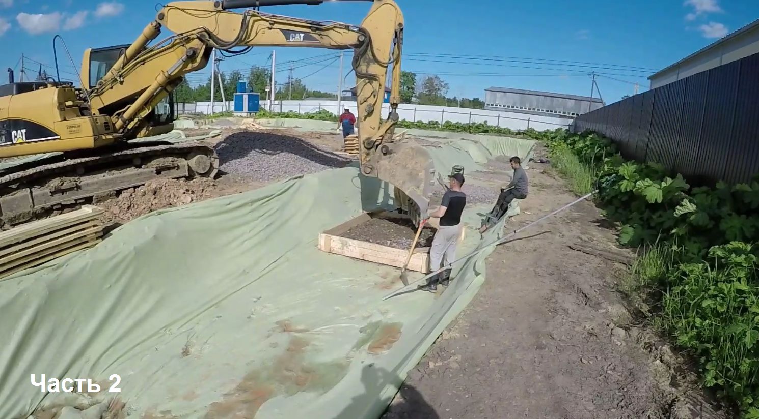 Котлован под ленточный фундамент стаканного типа, подушка из щебня, земляные работы