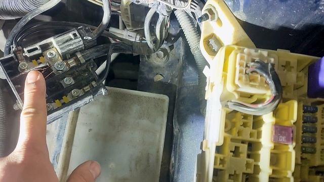 Переполюсовка акумулятора на Toyota Vitz SCP10