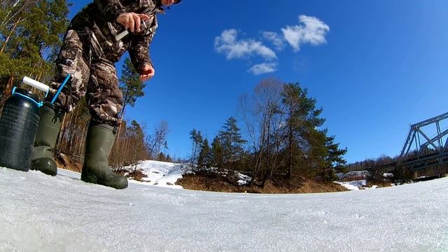 ✔️Рыба сбегает из запруды Рыбалка по последнему льду смотреть онлайн