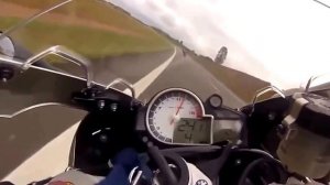 Опасная езда по трассе на мотоцикле со скоростью 300 км/ч