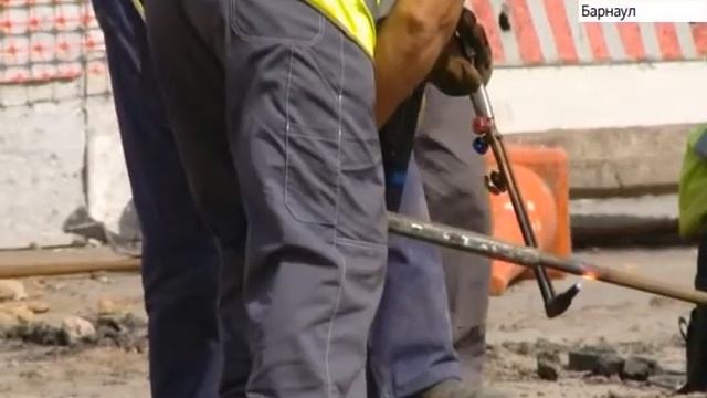На проспекте Калинина в Барнауле продолжается строительство канализационного коллектора смотреть онлайн