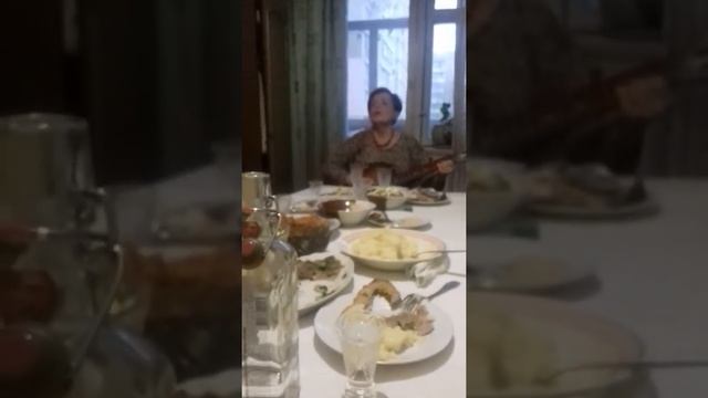 Бабуле 91 год/Бабушка поёт для гостей смотреть онлайн