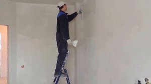 Шпаклевка стен штукатурной мини станцией c хоппер пистолетом в одиночку своими руками