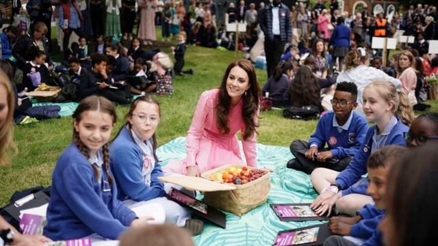 Kate Middleton’s fashion choices define her as the perfect example of working woman смотреть онлайн