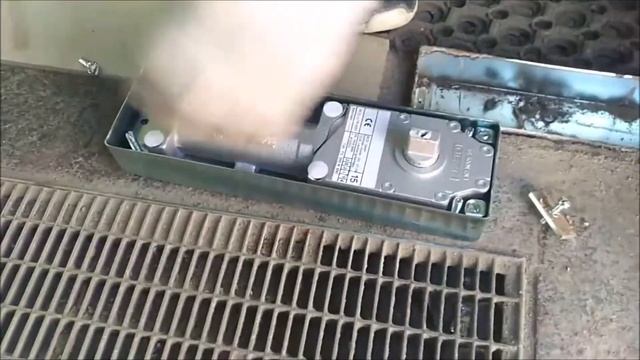 Замена напольного доводчика GEZE на маятниковой двери смотреть онлайн