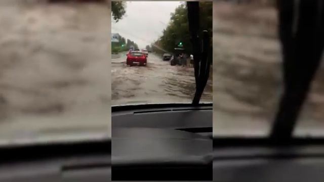 В Саратове улицы превратились в реки смотреть онлайн