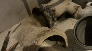 Расчеканка раструба чугунной канализации.