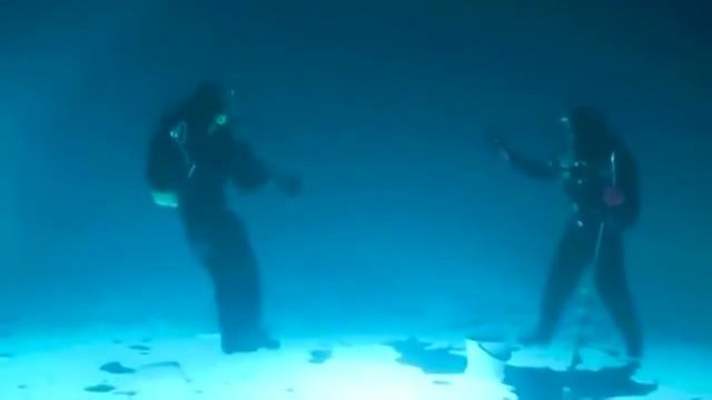 Дайверы вверх ногами подо льдом смотреть онлайн