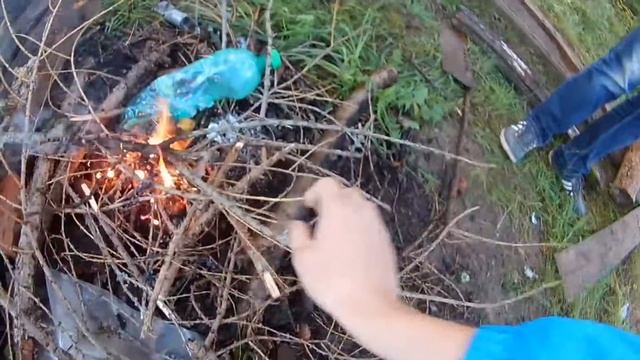 Выживаем в лесу[бензин в костре][жарим грибы] смотреть онлайн