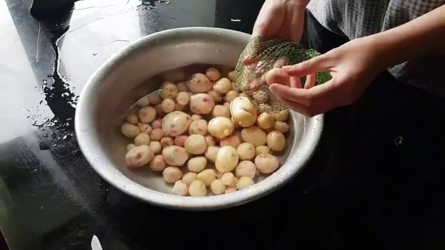 Как быстро почистить молодой картофель!!!! Супер быстрый способ смотреть онлайн