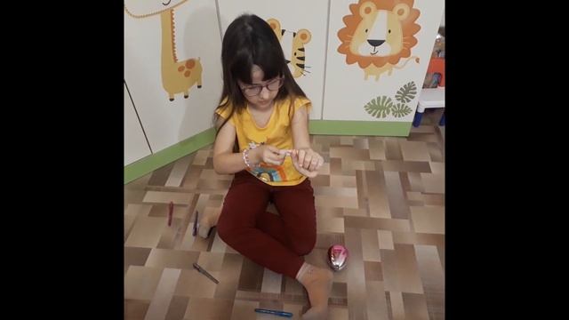 Варя делает детскую татуировку на руку смотреть онлайн