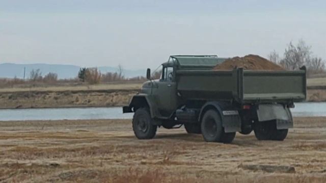 зил 130 полный привод. загрузка гравием 7 тонн, выезд по слабому грунту. смотреть онлайн