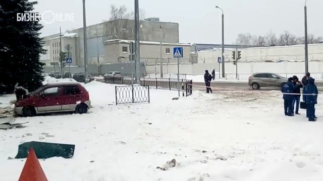 В Казани рухнувший фасад авиазавода раздавил внедорожник директора