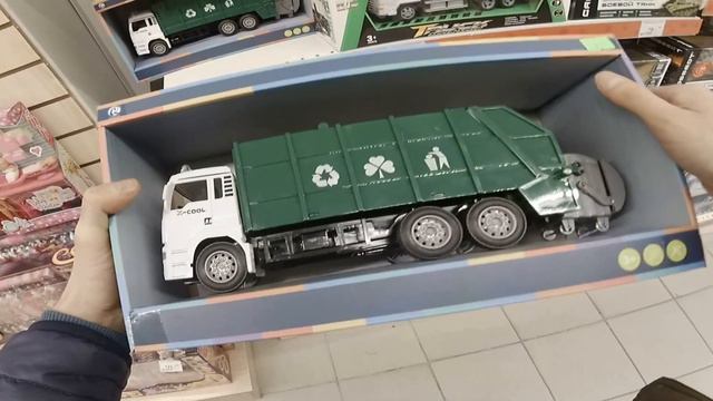 Toy garbage trucks. Finding a garbage truck in a toy store. смотреть онлайн