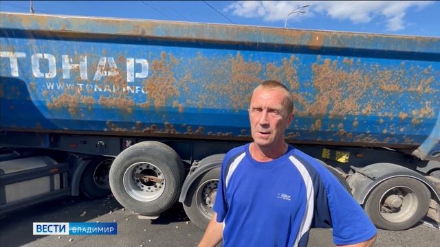 Грузовик врезался в тепловоз во Владимире смотреть онлайн