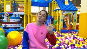 Пять красочных шариков | Настя играет с шариками - Детские песенки от Alex and Nastya