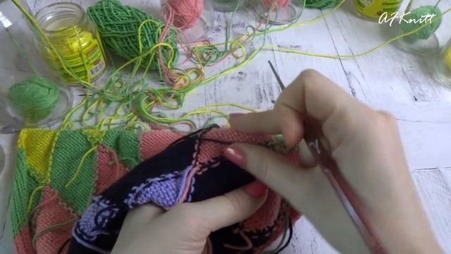 Интарсия. Как спрятать концы нитей. / How to hide the ends of threads when multi-color knitting смотреть онлайн