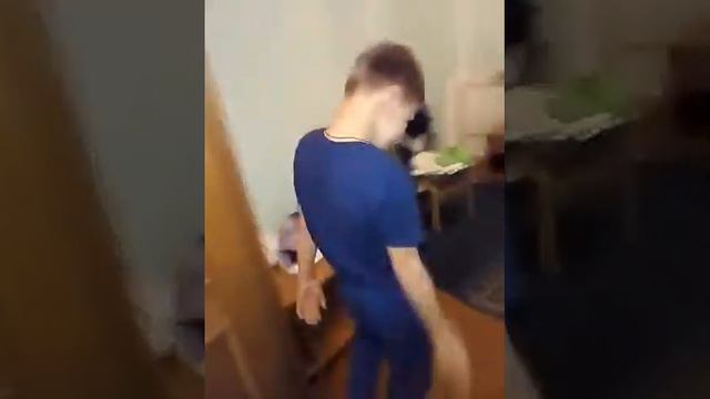 Пьяный мужик приходит домой смотреть онлайн