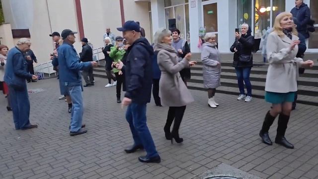 15.10.23г..."ЗОЛОТЫЕ ДОЖДИ"... звучит на танцполе в Гомельском парке... смотреть онлайн
