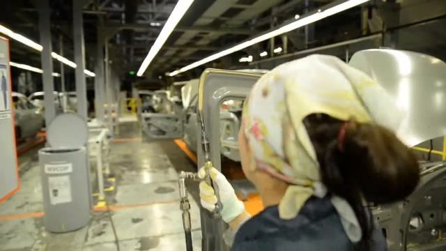 LADA Kalina və LADA Granta modellərinin kuzovlarının rənglənmə prosesi смотреть онлайн