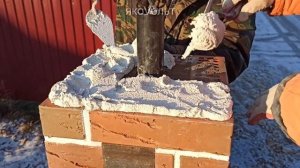 Монтаж колпаков на кирпичные столбы забора